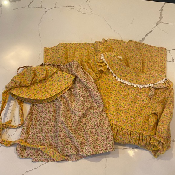 Laura Ingalls Wilder Dress with Apron and Bonnet (Prairie Dress) - Picture 7 of 10